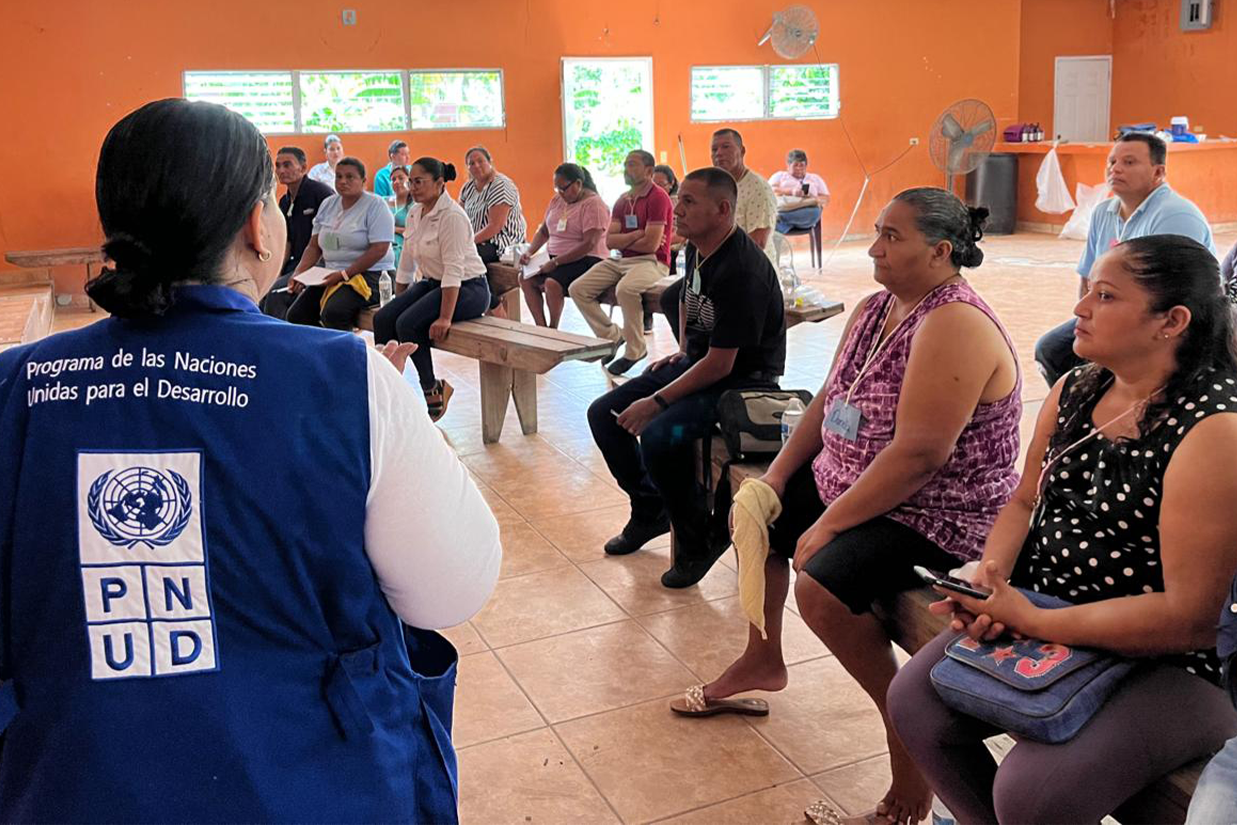 En la comunidad de Bejuco, en Potrerillos Cortés personal del PNUD especialistas en gestión de riesgos ofrecen capacitación a líderes comunitarios y miembros del CODEL