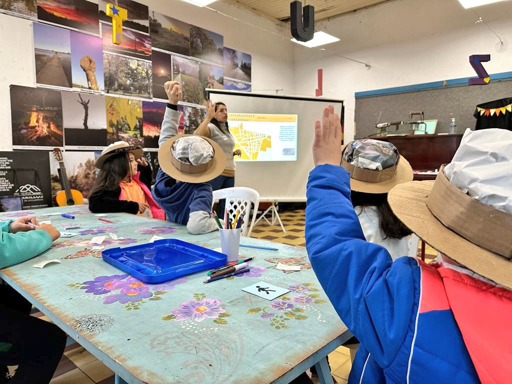 Niños y niñas de Los Cerrillos, Uruguay, comparten ideas en taller. 