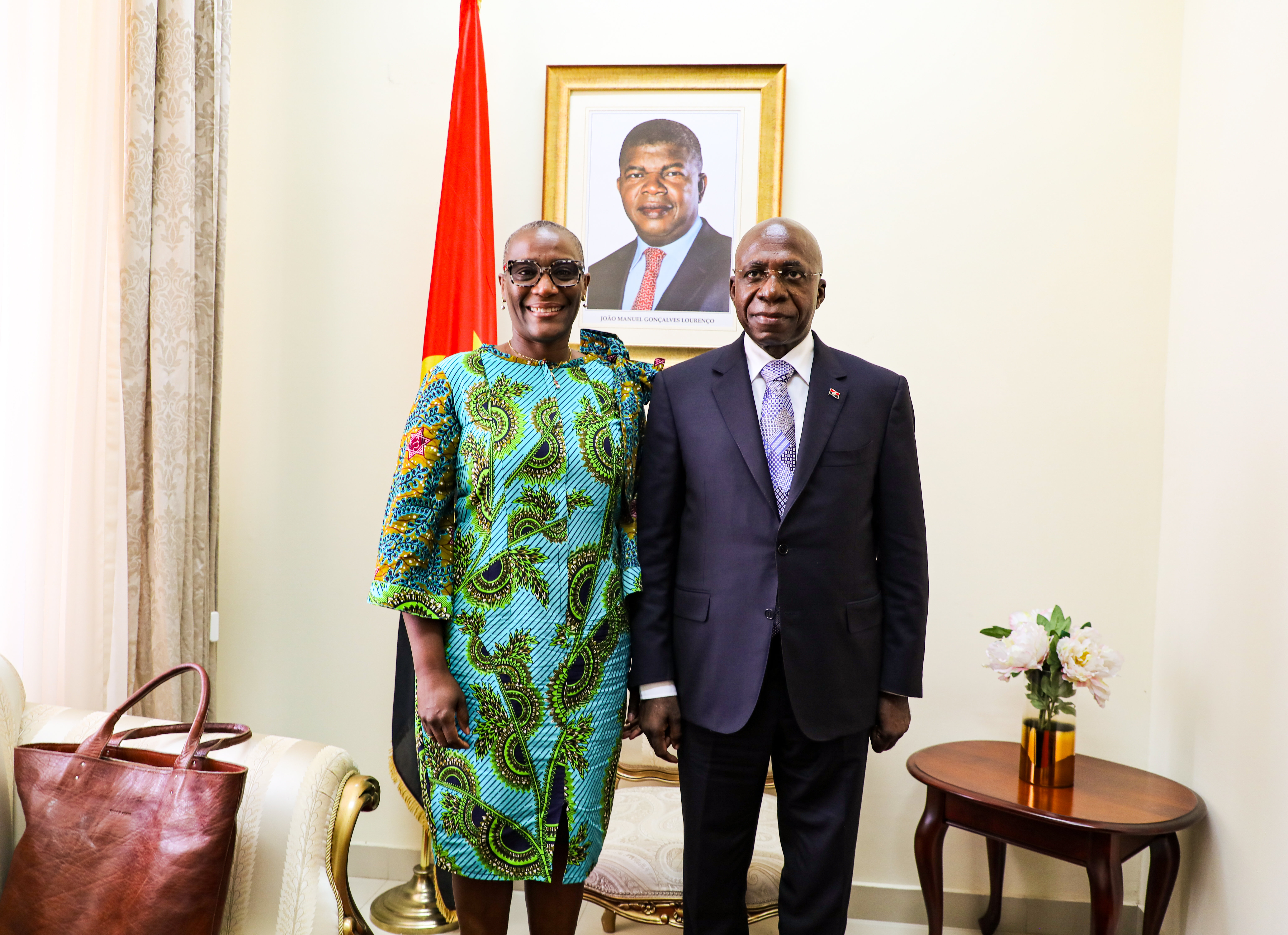 Da direita para a esquerda: Sua Excelência Ministro de Relações Exteriores, Teté António, nova Representante Residente do Programa das Nações Unidas para o Desenvolvimento (PNUD) em Angola, Dra. Denise António 