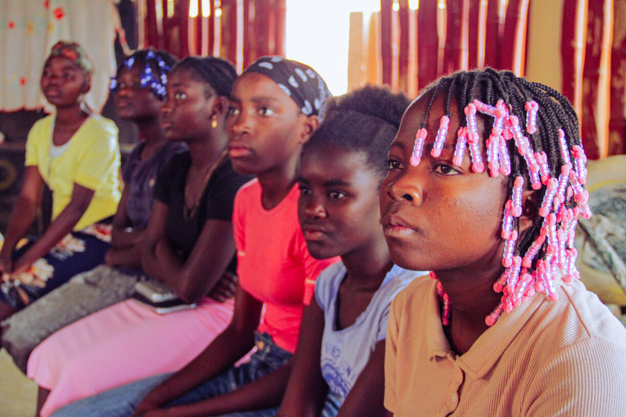 Raparigas participam da sessão de bancada para aprender sobre saúde e bem-estar. @UNDP Angola/Leandro Lima