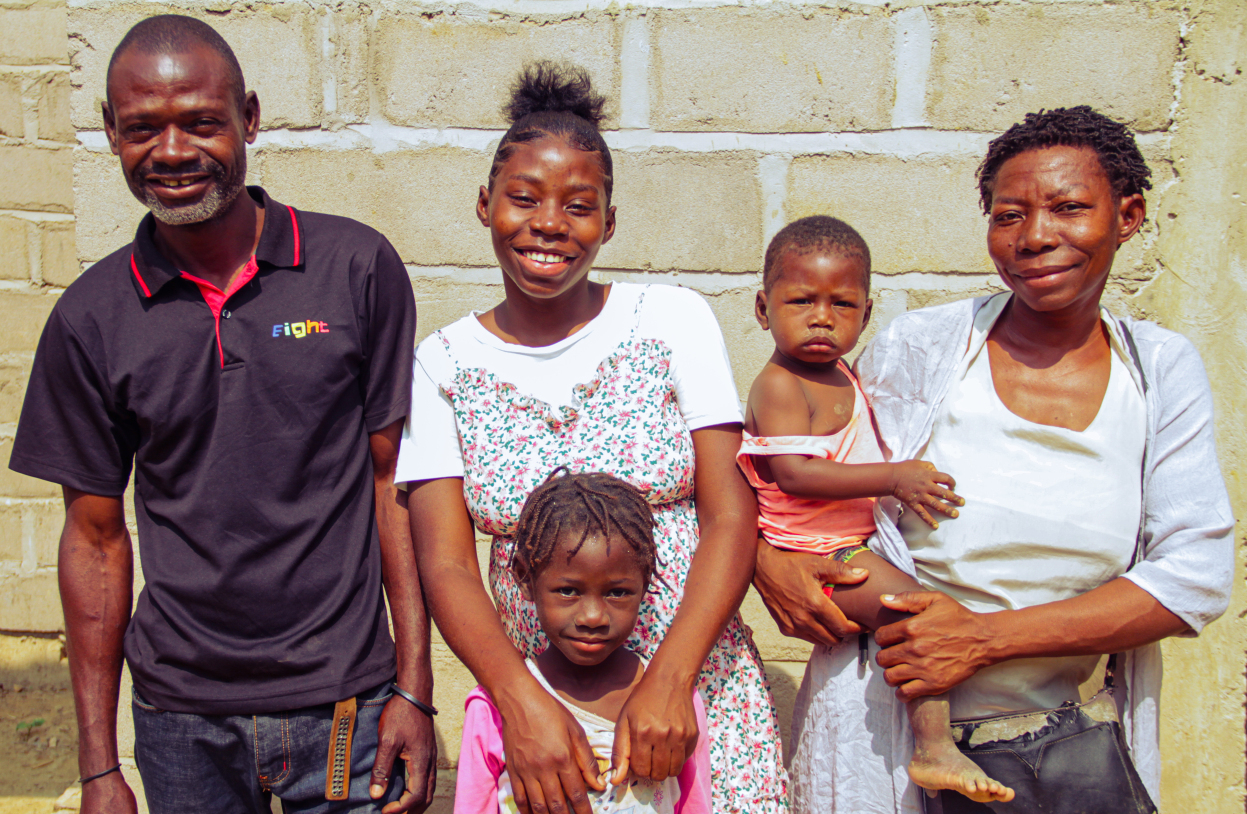 Cármen (segunda, da esquerda a direita) na companhia dos seus familiares no Sumbe. @UNDP Angola/Leandro Lima