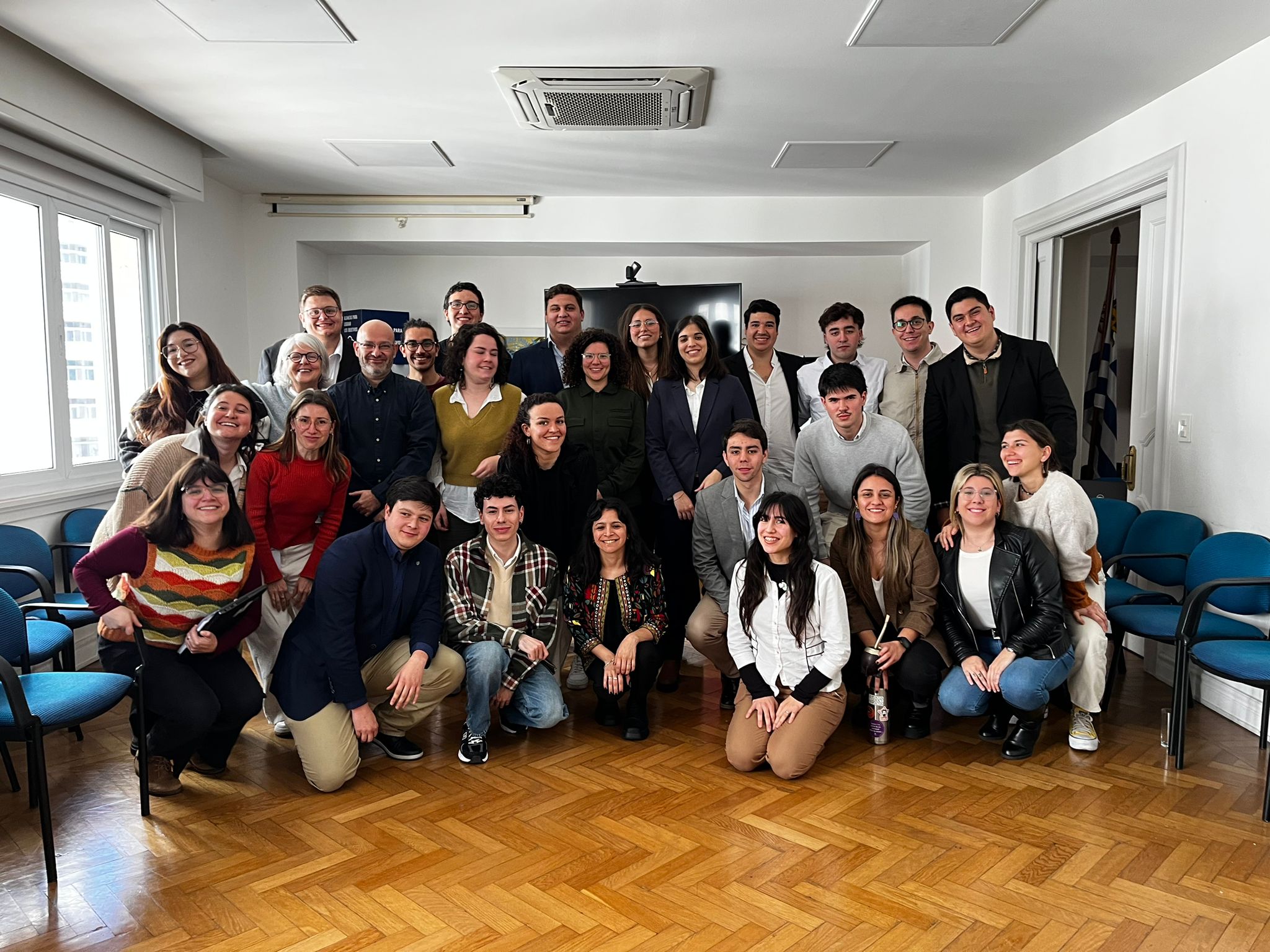 Foto grupal de integrantes de la Interpartidaria de Juventudes junto a parte del equipo del PNUD y José Luis Martí, especialista en democracia deliberativa y participación.
