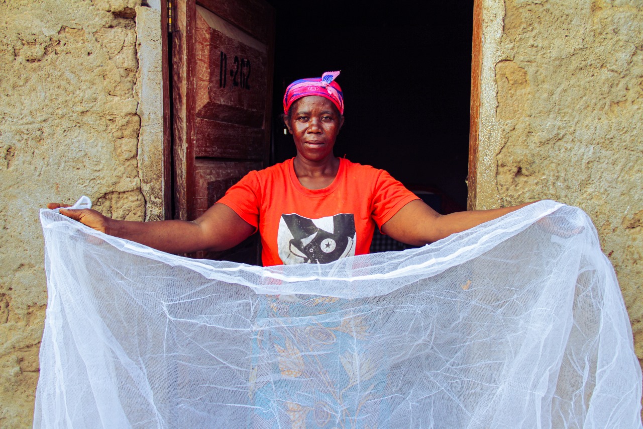 Isabel Gonga explica como usa os mosquiteiros em sua casa para prevenir a malária. @UNDP Angola /Leandro Lima.