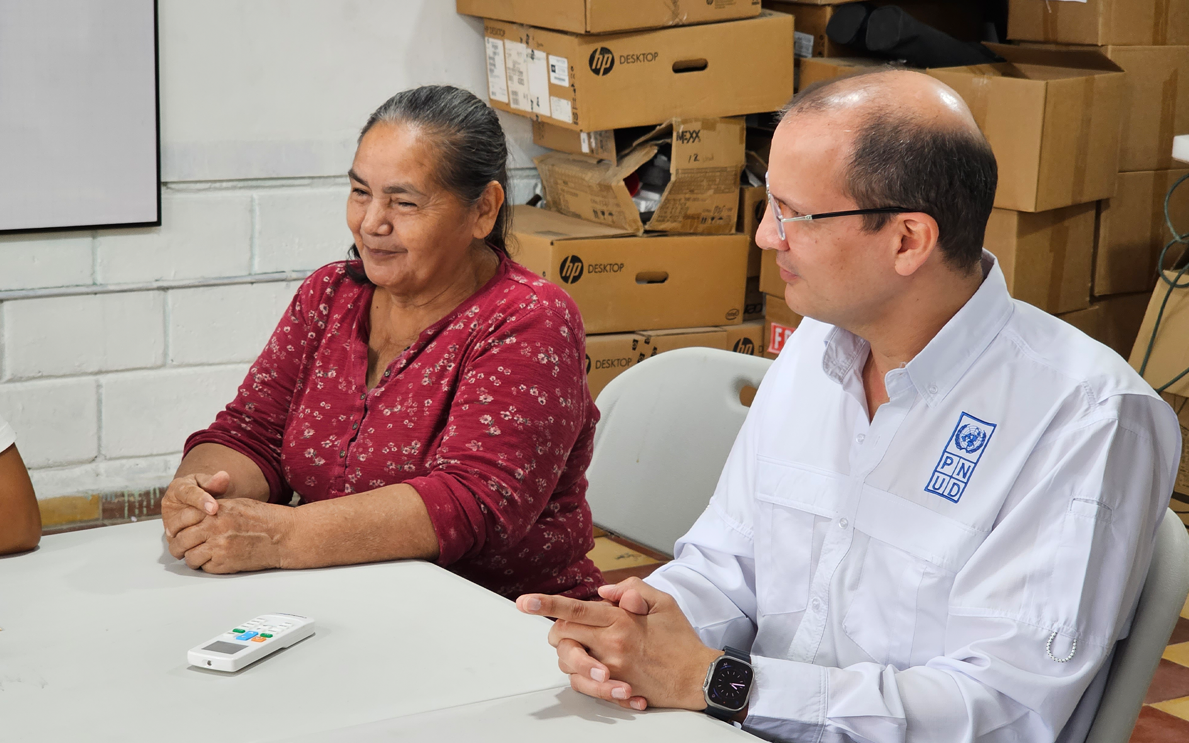 María Acosta, vicepresidenta patronato Rivera Hernández y Richard Barathe Representante Residente del PNUD en Honduras