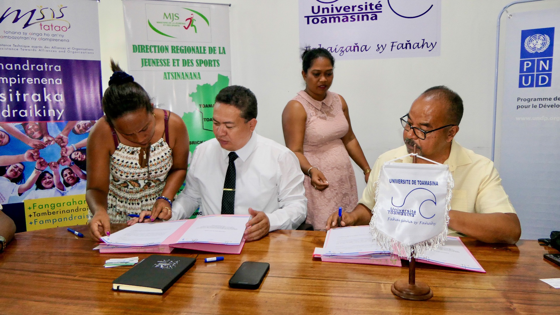 Signature du protocole d’accord entre l'Université de Toamasina et le consortium MSIS-TATAO, AIM et AVG, mandaté par le PNUD pour l amise en oeuvre du projet IRF Tanora