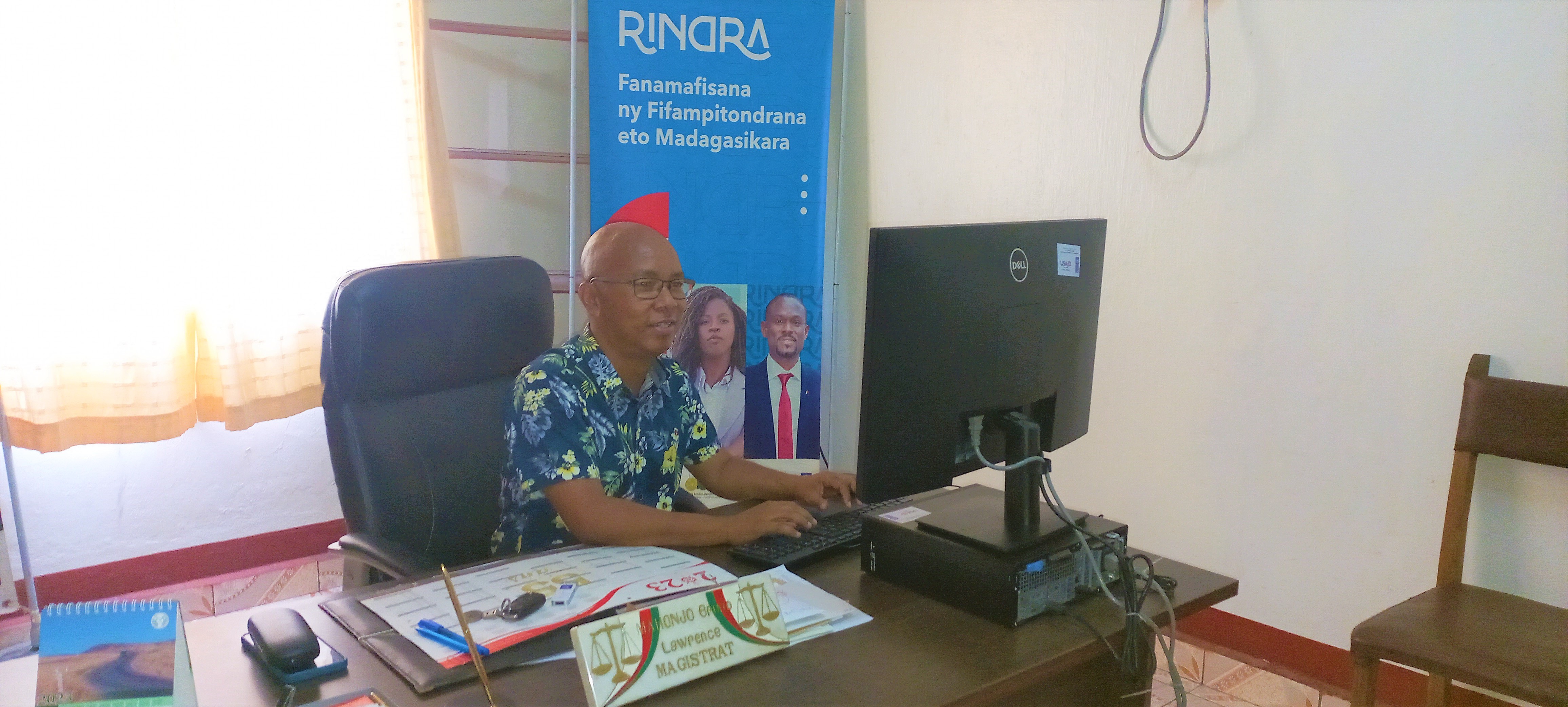 TPI Morondava : le président du tribunal de première instance de Morondava, Mahonjo Bruno devant son nouvel équipement informatique