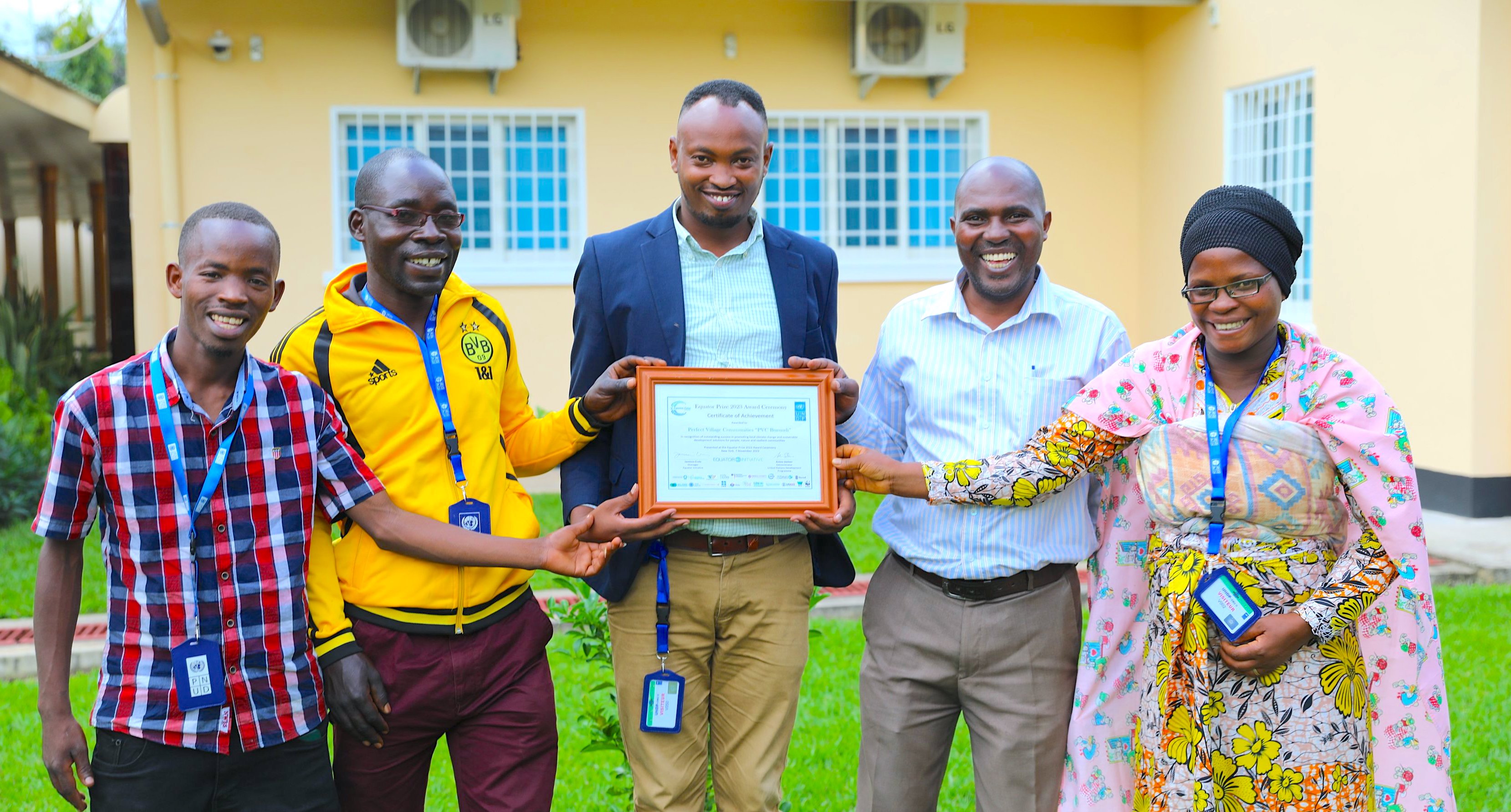 Des membres de la société Perfect Village communities Burundi tenant le certificat de lauréat du Prix Equateur 2023