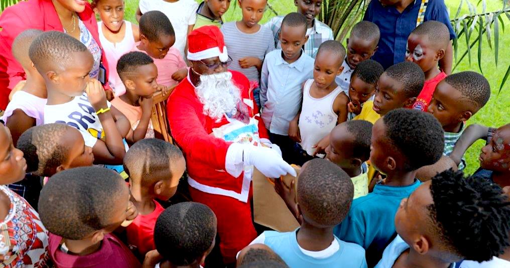 Le Père Noël accueillant les enfants et leur distribuant les cadeaux à l'occasion de l'activité bring your child at work