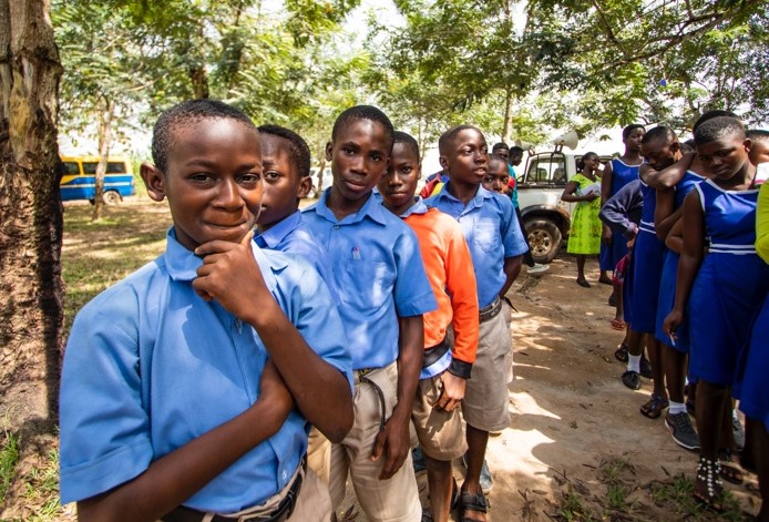 イチゴ腫のスクリーニングと検査を受ける、ガーナ西アキム郡の学生たち