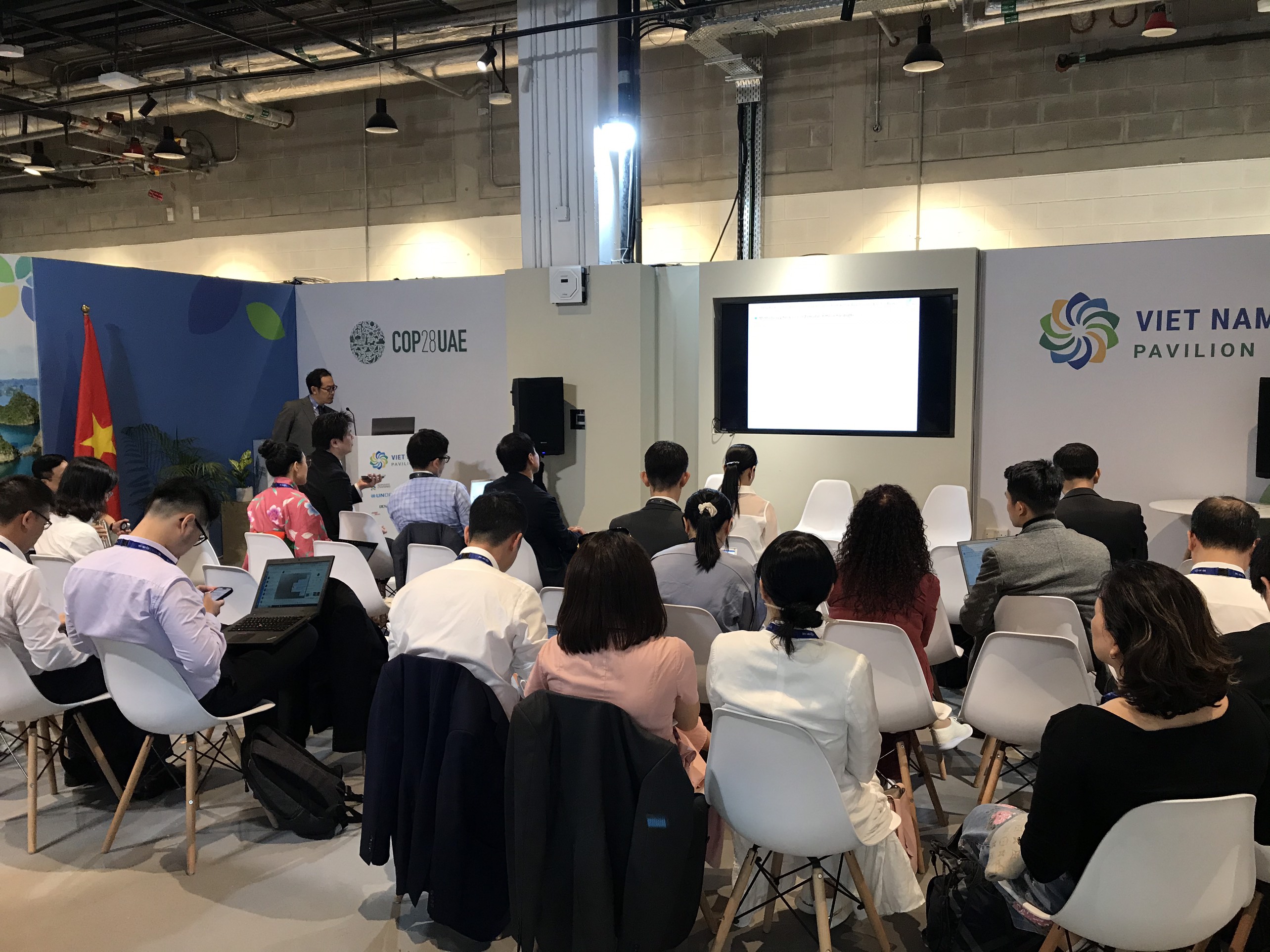 COP28 Side Event Accelerating Vietnam’s Electric Vehicle Transition