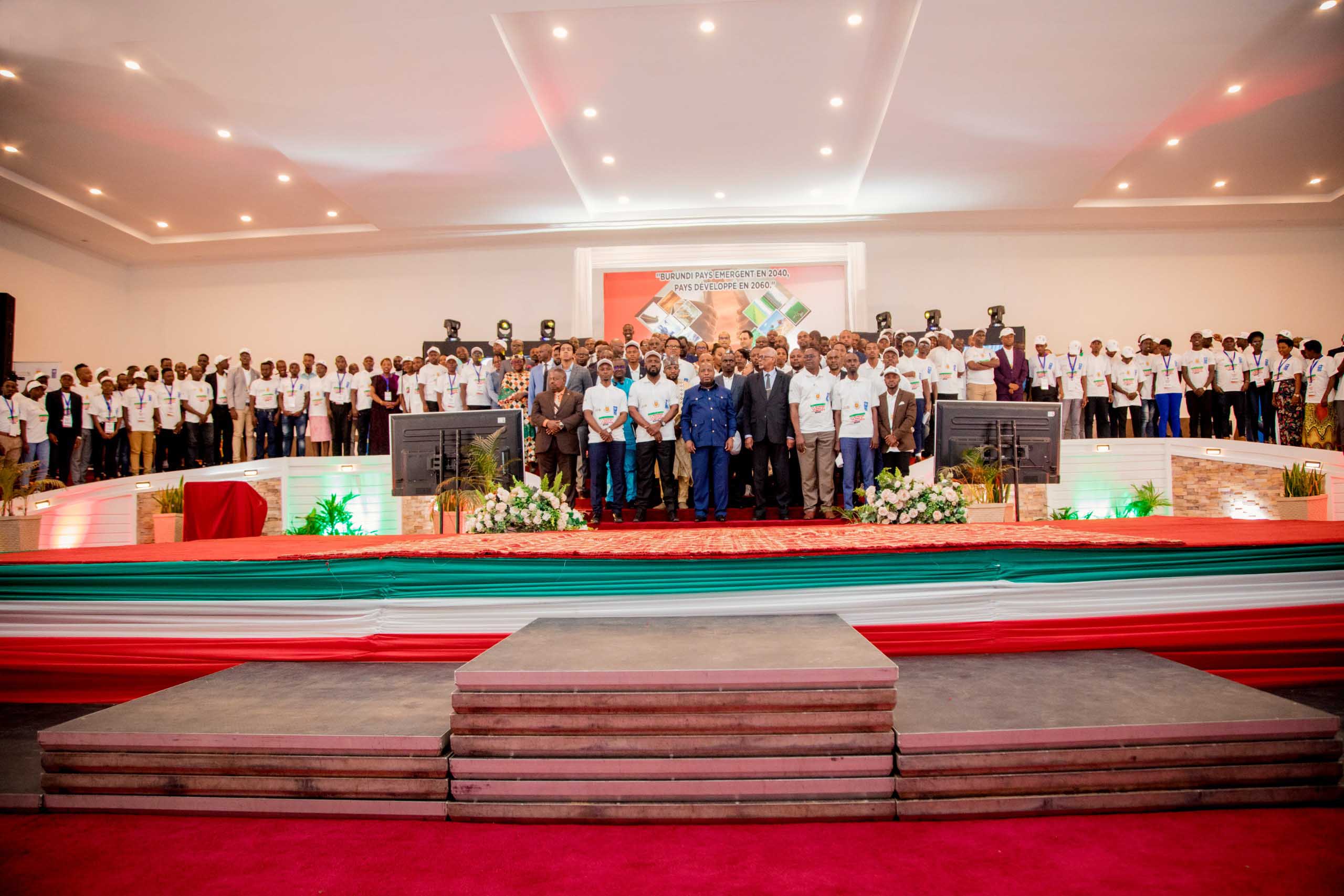 Photo de famille des participants au dialogue continental sur la Jeunesse, Paix et Sécurité tenu à Bujumbura en Décembre 2023