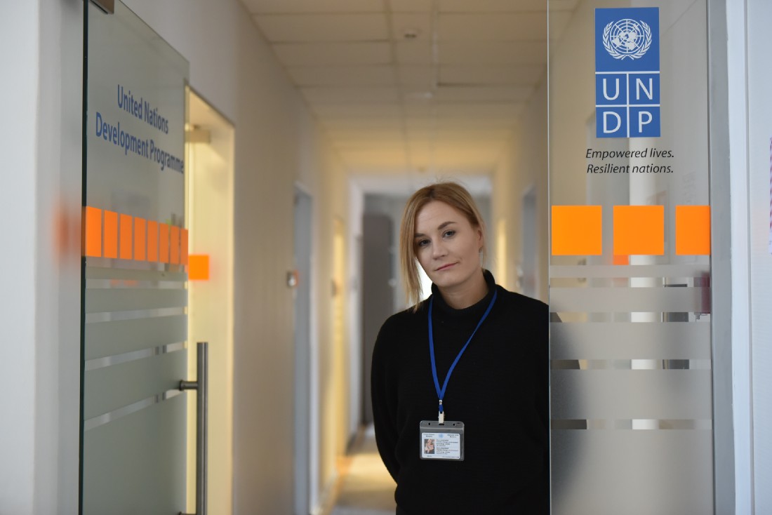 Elin posing at the entrance of the office of UNDP In Moldova