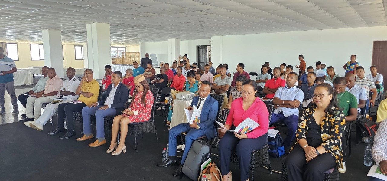 Photo de la Session d’information DIEGO présentant les représentants du MEH et du MEF, des membres des agences onusiennes et des membres des autorités locales de la région DIANA et SAVA