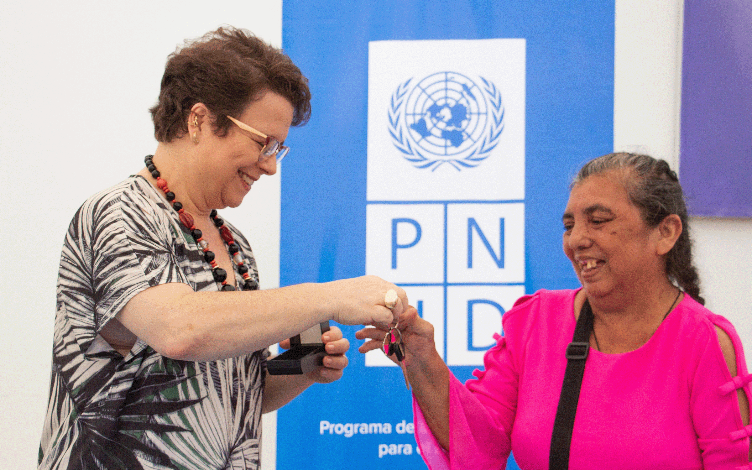 Rose Diegues, Representante Residente del PNUD en Honduras entregando llaves de vehículo donado a Leylis Vigil, Presidenta de UEDESAMAR
