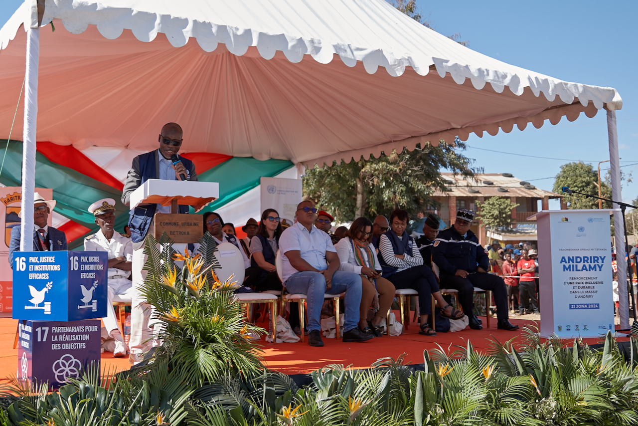 "Notre prochaine promesse est d’emmener la paix et le développement socio-économique au sommet du massif de l'Andriry" affirme le Coordonnateur résident du SNU lors de son discours 