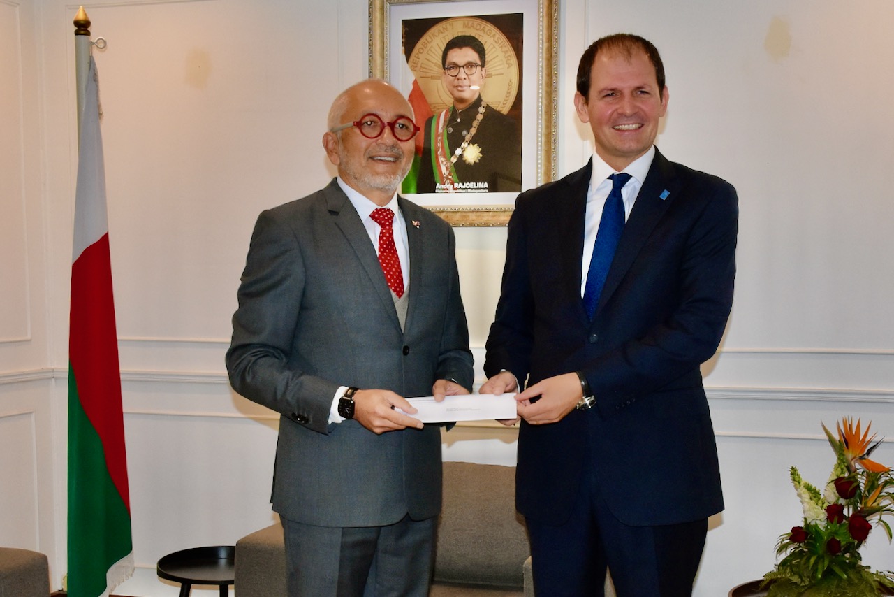 Représentant Résident du PNUD à Madagascar, M. Edward Christow présentant ses lettres de cabinet auprès du Ministre des Affaires Etrangères a.i., M. Naina Andriantsitohaina