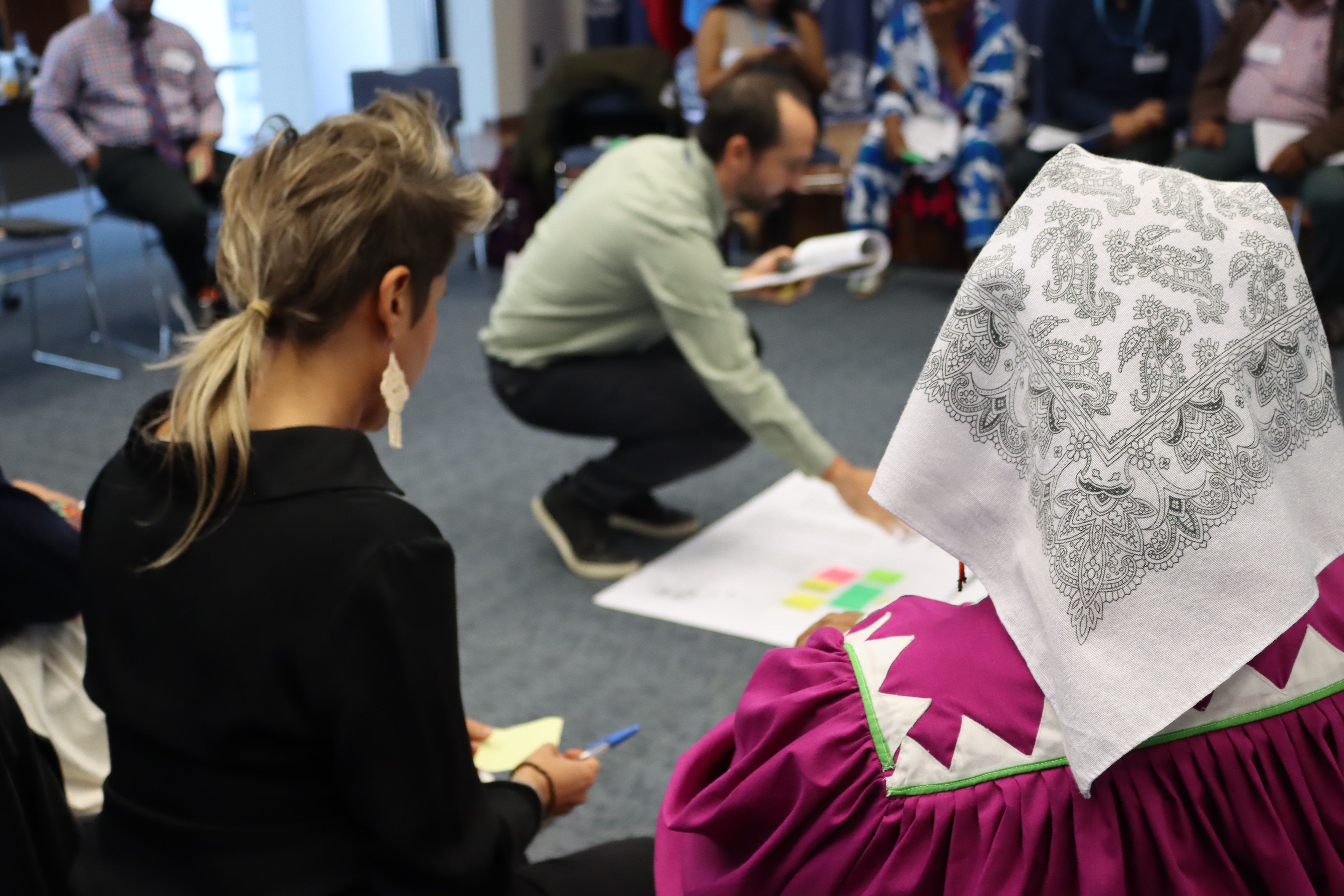 una persona parada frente a una multitud