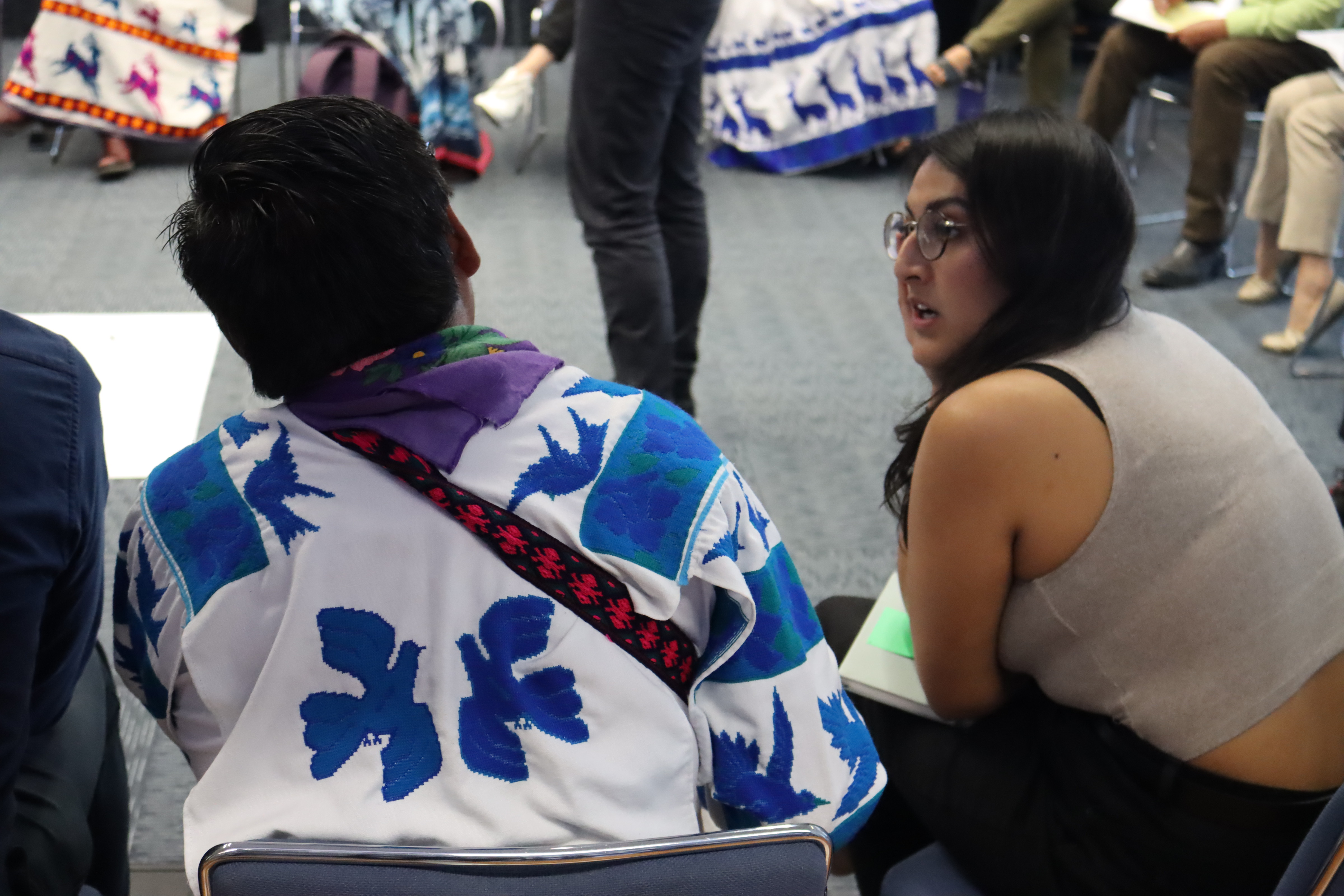 Un grupo de personas alrededor de las demás