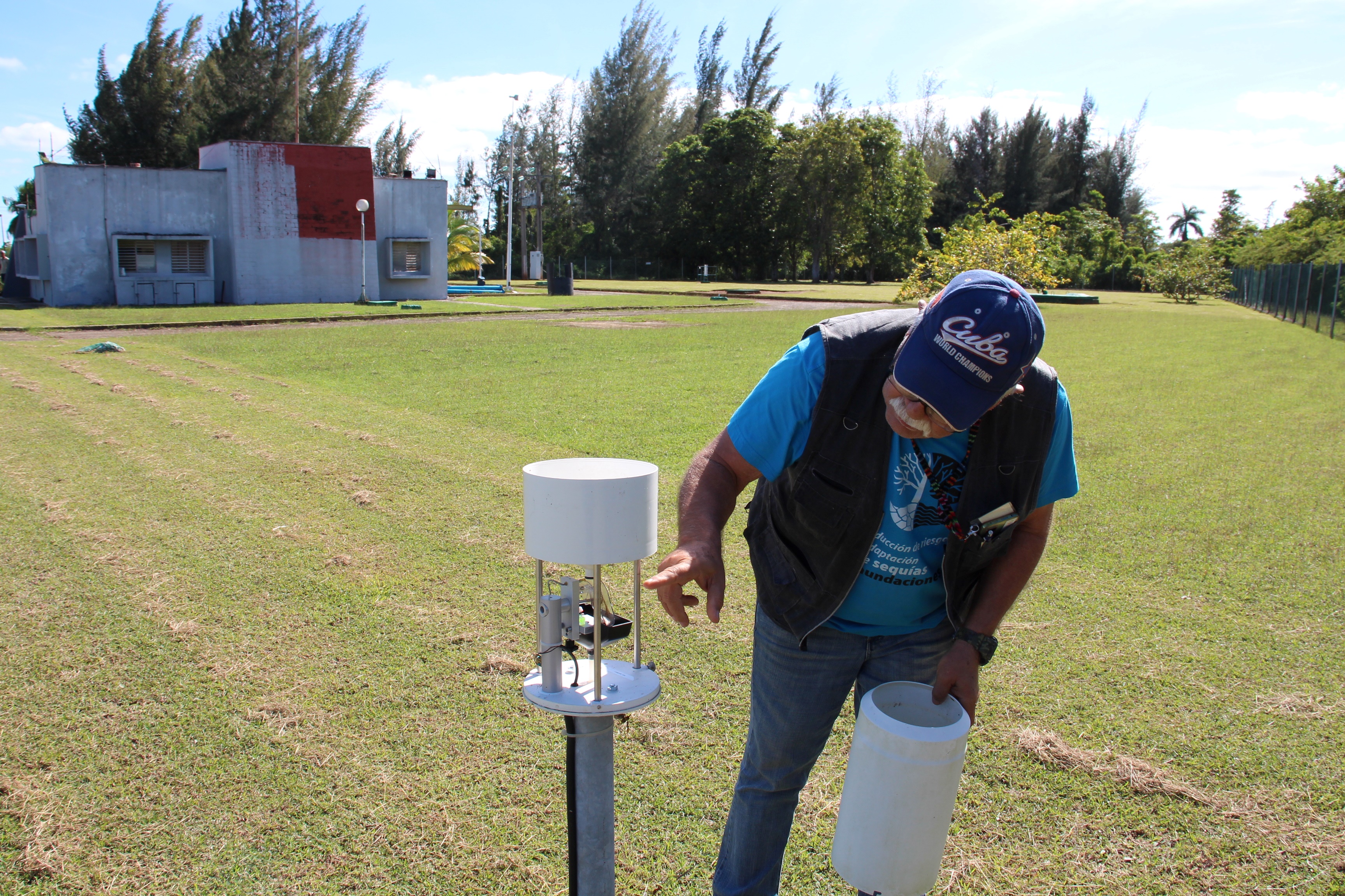 Especialista muestra el funcionamiento de un pluviómetro automatizado