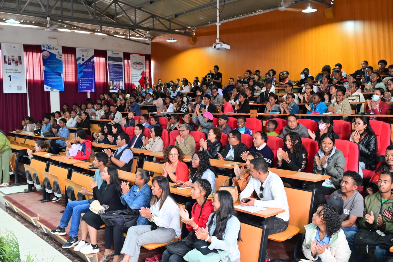 Les universitaires au "Parlons développement" 