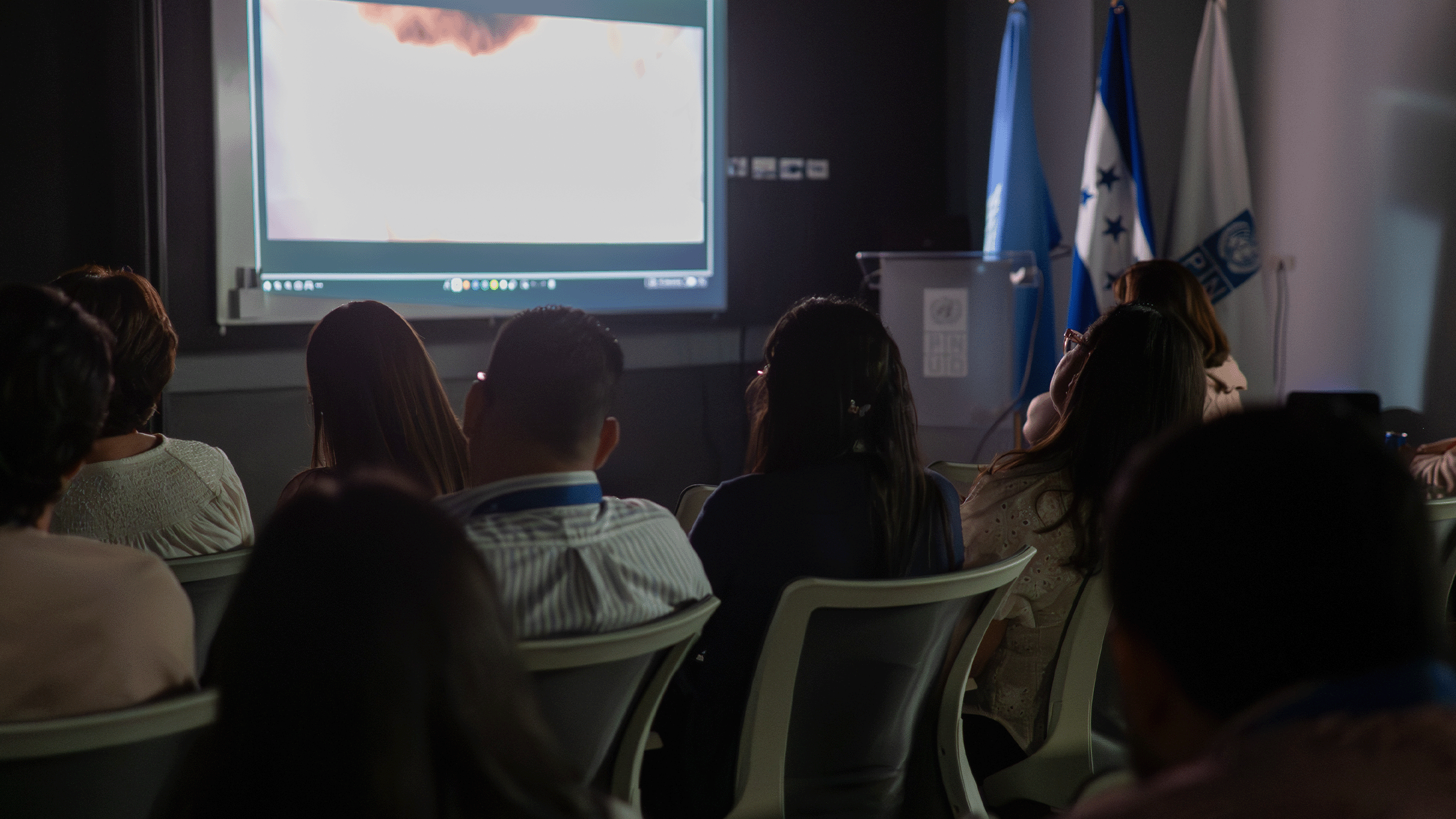 Proyección del cortometraje “Cuerpos Vivos”, presentado por su directora, la cineasta hondureña Andrea Arauz