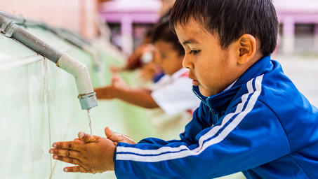UNDP-Peru-2016_kids_washing_hands_30882271066.jpg