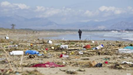 UNDP-plastic-pollution-sea-waste-Goal14-ocean-water_11.jpg