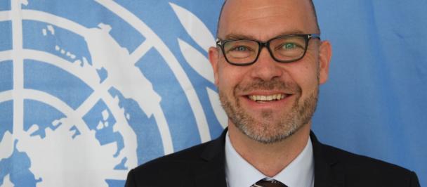 Portrætfoto af en smilende Henrik Fredborg Larsen, direktør for UNDP's nordiske kontor.