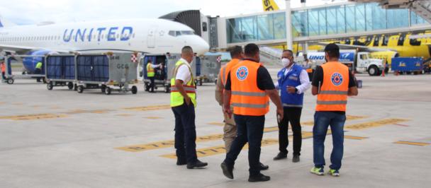 Personal del aeropuerto de Palmerola en Honduras frente a pista