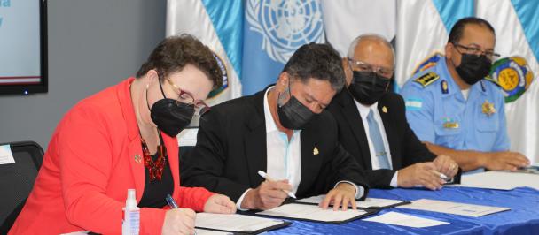 Representantes de PNUD y Secretaría de Seguridad firman convenio