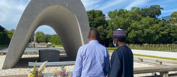 広島平和記念公園で慰霊碑に献花を行うボルノ州知事とヨベ州知事