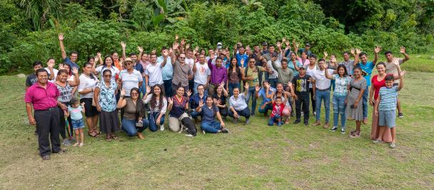 Grupo de personas presentes en el evento de lanzamiento de Raíces en Ujarrás de Buenos Aires de Puntarenas