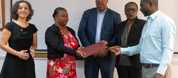 A memorandum of agreement was signed between the UNDP-GEF-Small Grants Programme, Ter Mer Rodriguez Association, and the Seaweed Multipurpose Cooperative Society (SMSC), to promote the farming and valorisation of seaweed in Petite Butte, Rodrigues. 