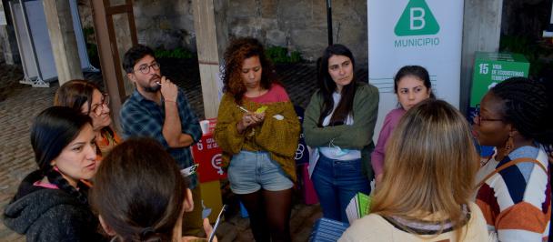 Jóvenes migrantes conversan durante el taller ODS y Migración -