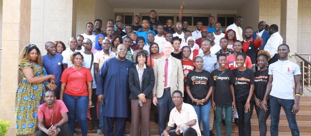 Photo de famille de la Représentante du PNUD aux Côtés de l'Ambassadeur d'Allemagne lors de leur rencontre avec les jeunes et les femmes de Korhogo