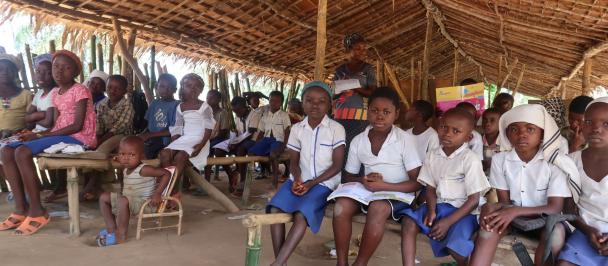 Les enfants de l'école primaire 2 Etabe Augustin à Ebonda étudient à même le sol