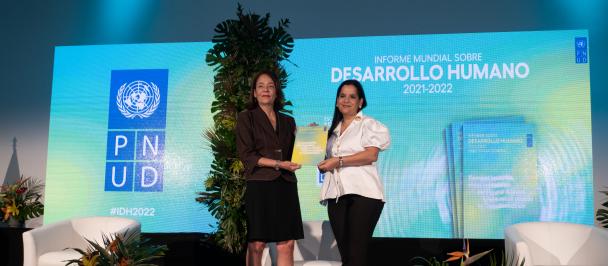 Representante del PNUD entrega IDH2022 a la ministra María Inés Castillo