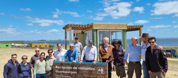 Foto grupal durante la visita a la Laguna de Rocha