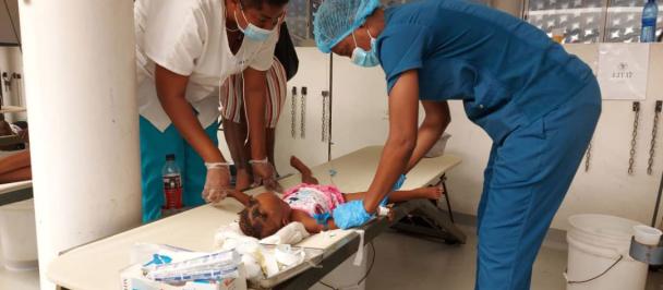 Un bébé recevant des soins dans un centre de traitement de choléra