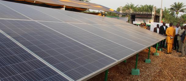 Vue d'ensemble des panneaux solaires de la minicentrale d'Atangodo à Avrankou