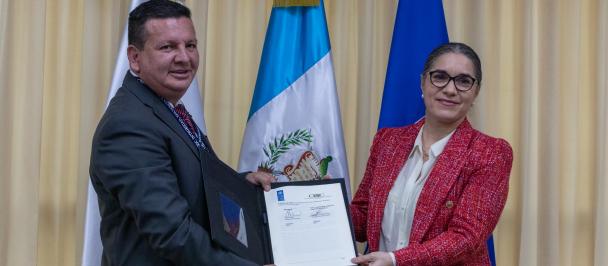 Contralor General de Cuentas y Representante Residente del PNUD en Guatemala sosteniendo el Memorando de Entendimiento (MOU)