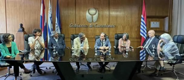 Autoridades del PNUD e Intendencia de Canelones dialogan sentados en una mesa