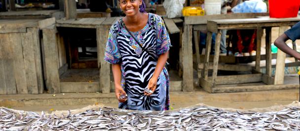 Solange Inarukundo devant son stand où elle vend le poisson
