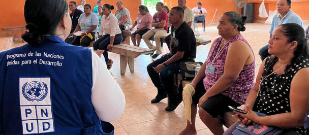 En la comunidad de Bejuco, en Potrerillos Cortés personal del PNUD especialistas en gestión de riesgos ofrecen capacitación a líderes comunitarios y miembros del CODEL