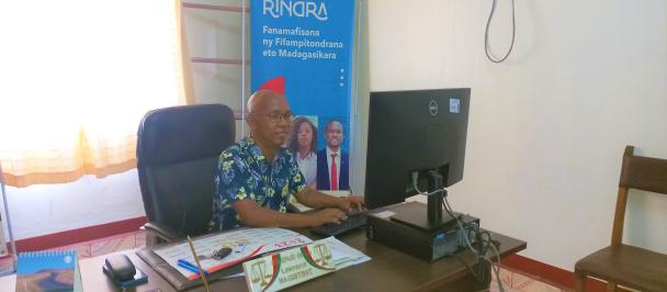 TPI Morondava : le président du tribunal de première instance de Morondava, Mahonjo Bruno devant son nouvel équipement informatique