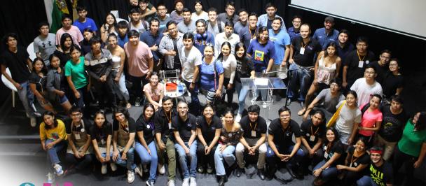 Un grupo de personas posando para una foto frente a una multitud