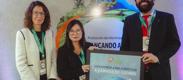 Um casal de pessoas posando para uma foto