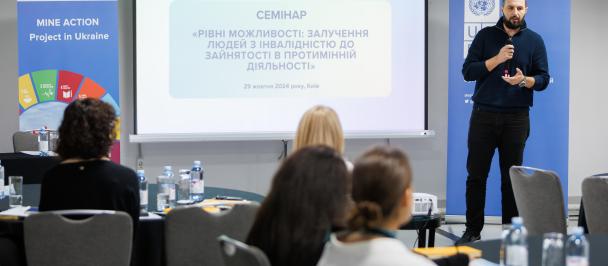 Група людей, що сидять за столом