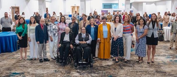 Un grupo de personas posan en una sala