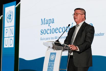 una persona que sostiene un cartel